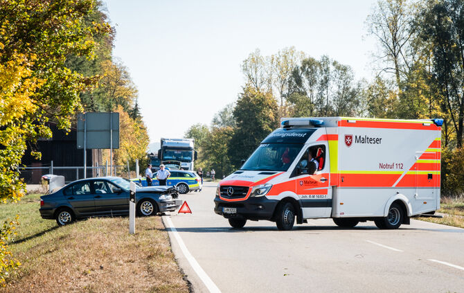 Person nach Unfall in Fahrzeug eingeschlossen - Bild 13_1