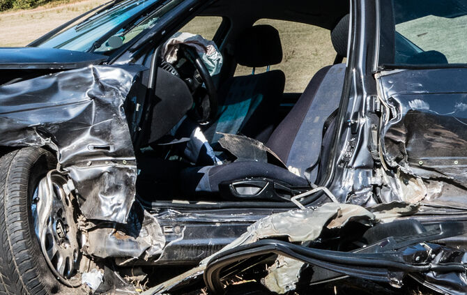 Person nach Unfall in Fahrzeug eingeschlossen - Bild 12_2