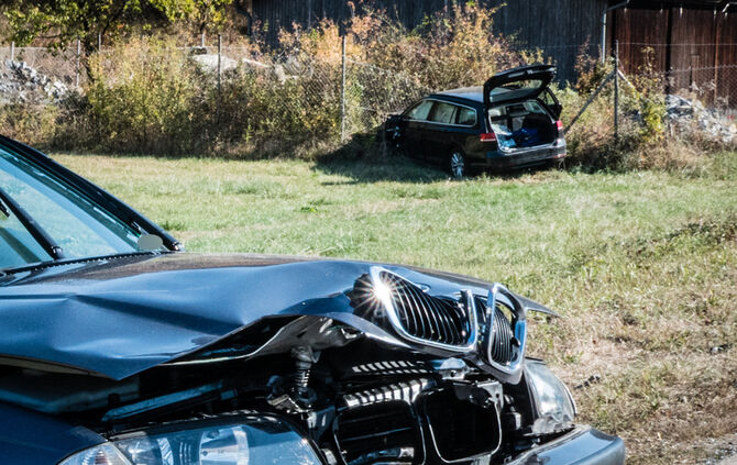Person nach Unfall in Fahrzeug eingeschlossen - Bild 11_3