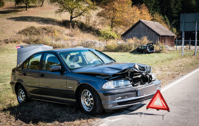 Person nach Unfall in Fahrzeug eingeschlossen - Bild 10_4