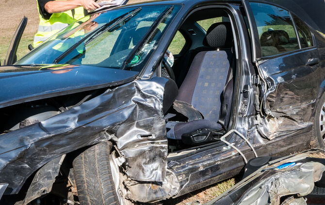 Person nach Unfall in Fahrzeug eingeschlossen - Bild 09_5
