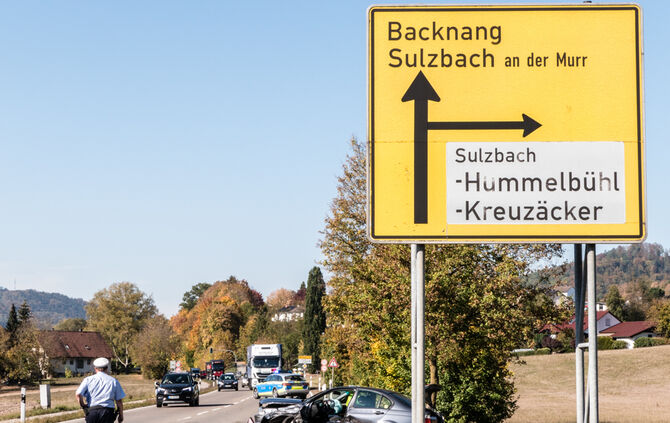 Person nach Unfall in Fahrzeug eingeschlossen - Bild 08_6
