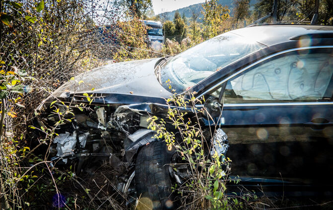 Person nach Unfall in Fahrzeug eingeschlossen - Bild 07_7