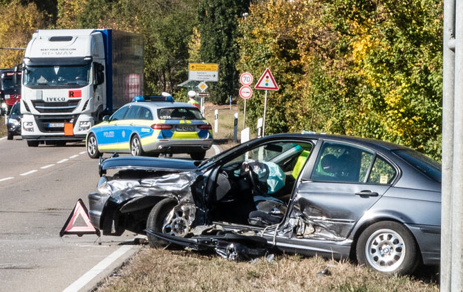 Person nach Unfall in Fahrzeug eingeschlossen - Bild 06_8