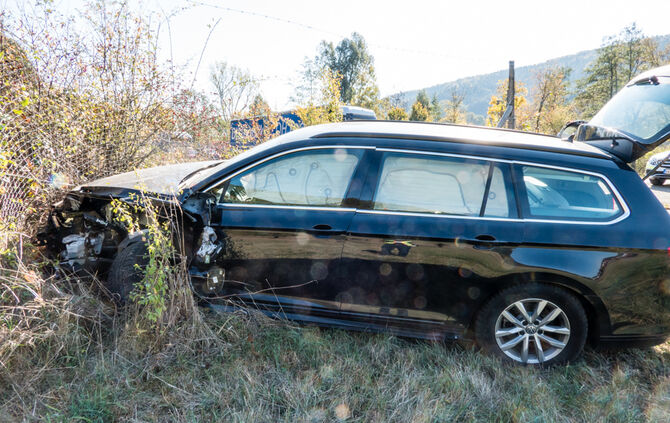 Person nach Unfall in Fahrzeug eingeschlossen - Bild 05_9