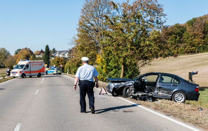 Person nach Unfall in Fahrzeug eingeschlossen - Bild 04_10