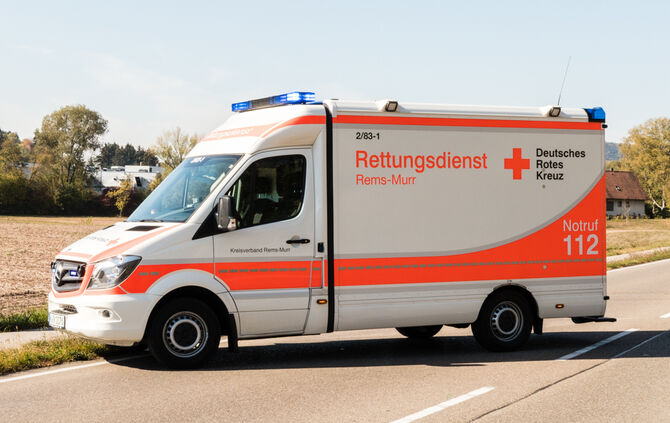 Person nach Unfall in Fahrzeug eingeschlossen - Bild 03_11
