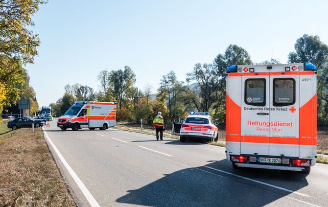 Person nach Unfall in Fahrzeug eingeschlossen - Bild 02_12