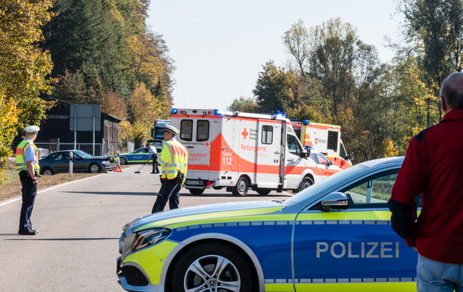 Person nach Unfall in Fahrzeug eingeschlossen - Bild 01_13