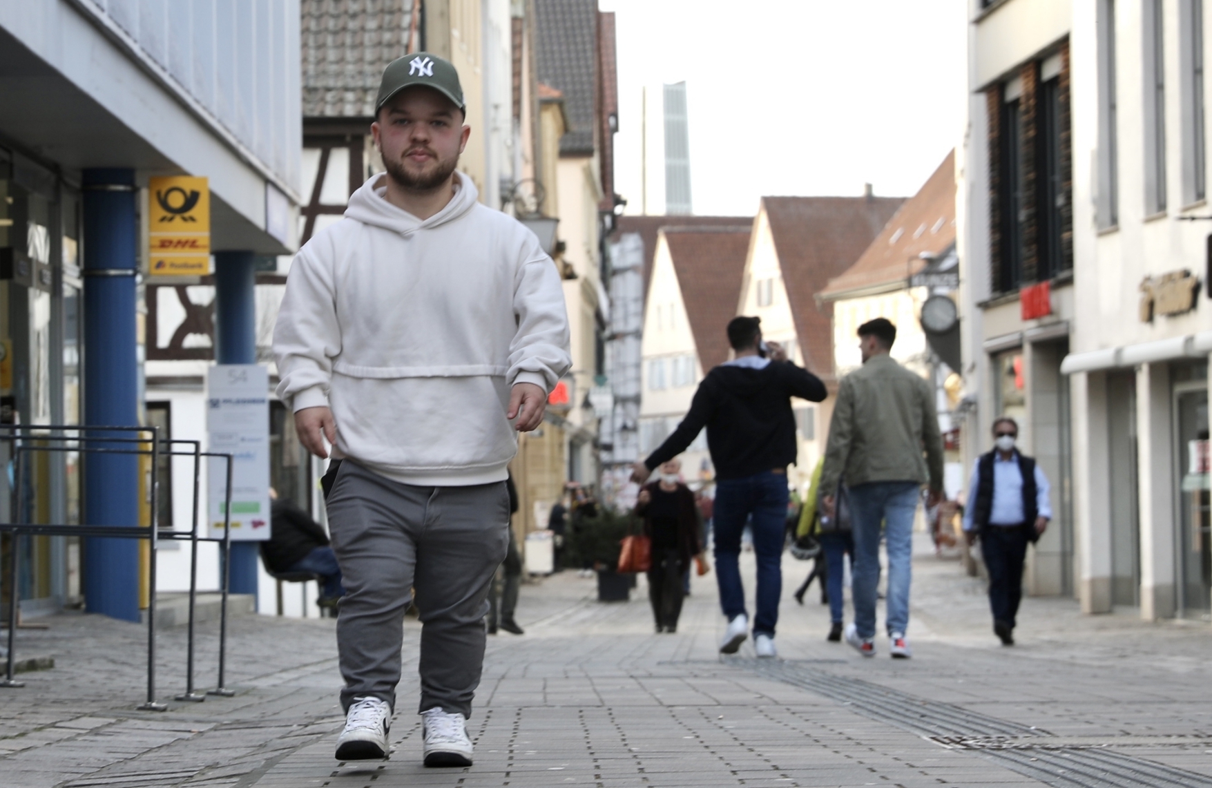 Kleinwüchsiger Mann ist immer wieder Fotomodell wider Willen er will sich wehren Nachrichten