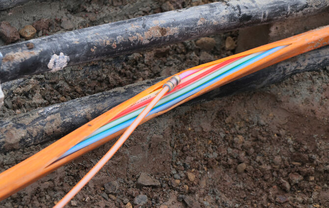 Glasfaser Breitband schnelles Internet verlegen kabel Symbol Symbolbild symbolfoto