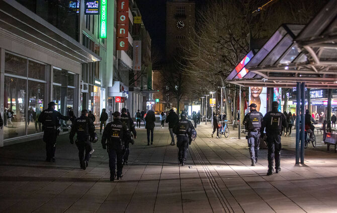 Vandalismus in und um Stuttgart: Autokratzer in menschenleeren Straßen -  Stuttgart - Esslinger Zeitung