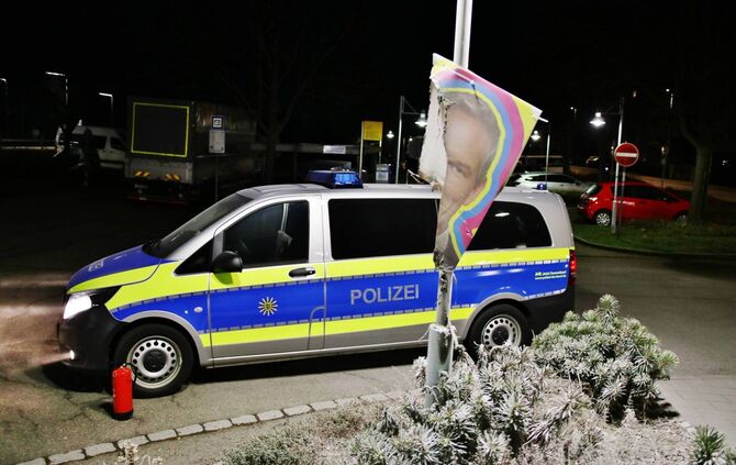 Wahrplakat durch Unbekannte mutwillig in Brand gesteckt - Polizei löscht den Brand mit Feuerlöscher und kann schlimmeres verhind