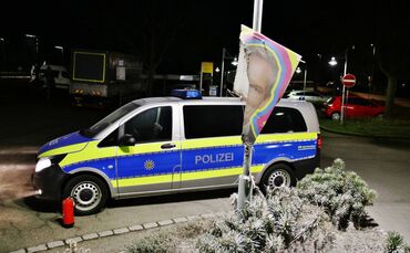 Wahrplakat durch Unbekannte mutwillig in Brand gesteckt - Polizei löscht den Brand mit Feuerlöscher und kann schlimmeres verhind