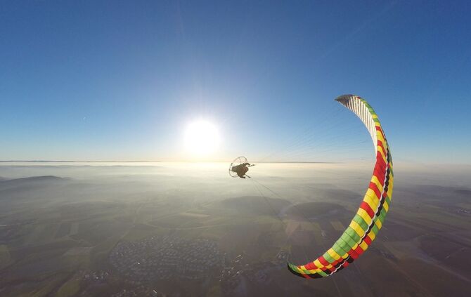 Fliegen mit Propeller auf dem Rücken_0