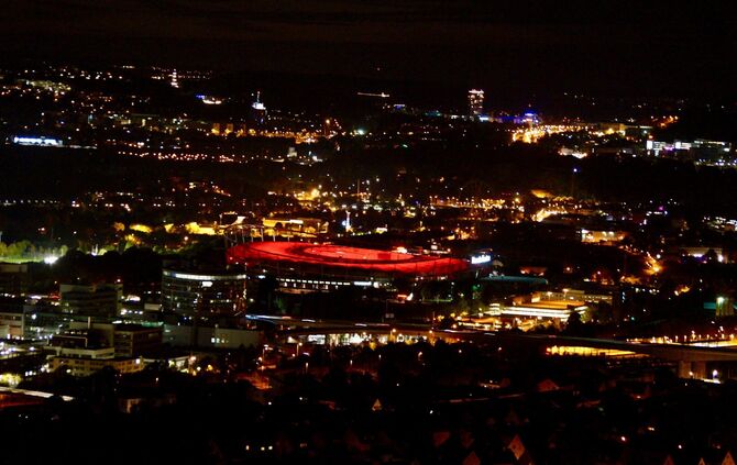 125 Jahre VfB Stuttgart - Rathaus, Arena und Grabkapelle leuchten Weiß-Rot_0