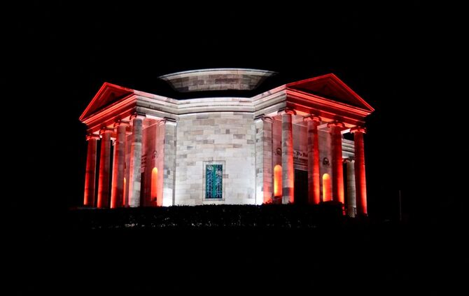 125 Jahre VfB Stuttgart - Rathaus, Arena und Grabkapelle leuchten Weiß-Rot_6
