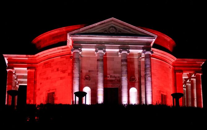 125 Jahre VfB Stuttgart - Rathaus, Arena und Grabkapelle leuchten Weiß-Rot_9