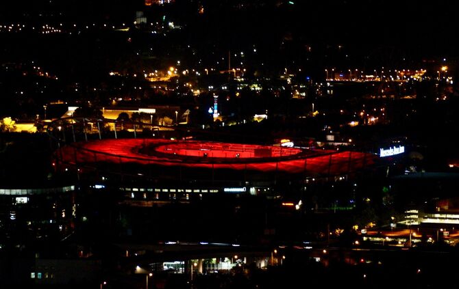 125 Jahre VfB Stuttgart - Rathaus, Arena und Grabkapelle leuchten Weiß-Rot_10