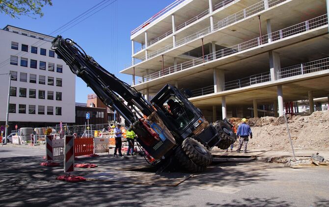 Bagger kippt um bricht ein Lastkran Baustelle Unfall Bauarbeiter Bau Bauarbeiten_0