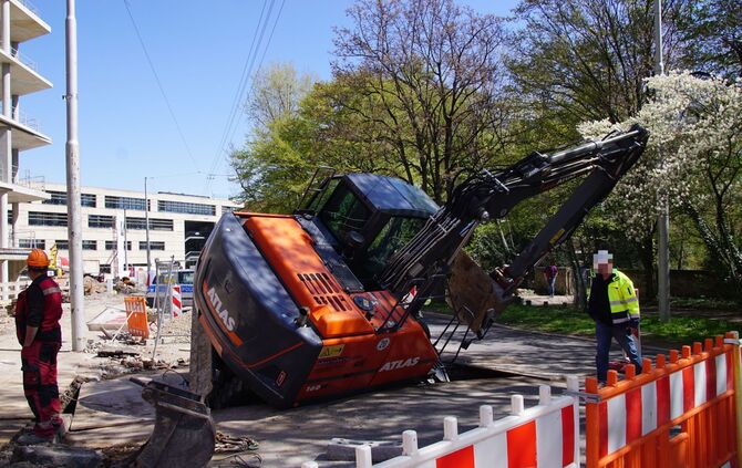 Bagger kippt um bricht ein Lastkran Baustelle Unfall Bauarbeiter Bau Bauarbeiten_1