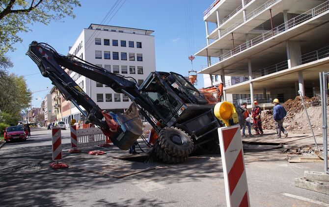 Bagger kippt um bricht ein Lastkran Baustelle Unfall Bauarbeiter Bau Bauarbeiten_2