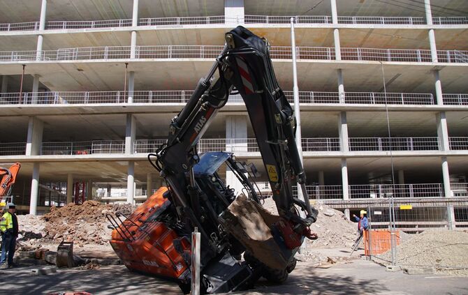 Bagger kippt um bricht ein Lastkran Baustelle Unfall Bauarbeiter Bau Bauarbeiten_3