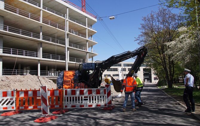 Bagger kippt um bricht ein Lastkran Baustelle Unfall Bauarbeiter Bau Bauarbeiten_4