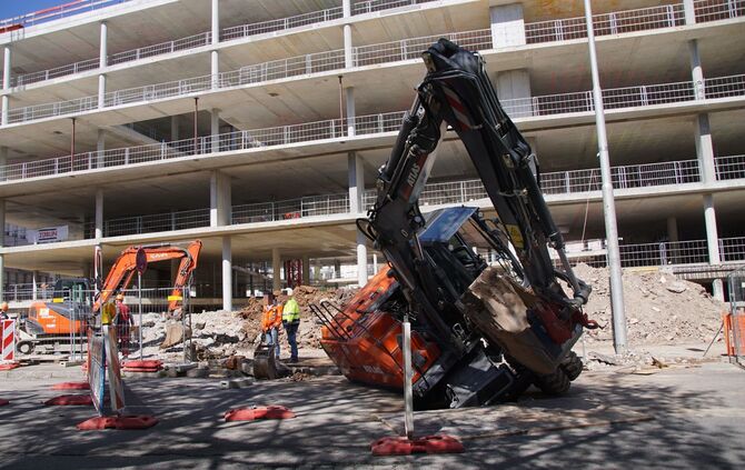 Bagger kippt um bricht ein Lastkran Baustelle Unfall Bauarbeiter Bau Bauarbeiten_5