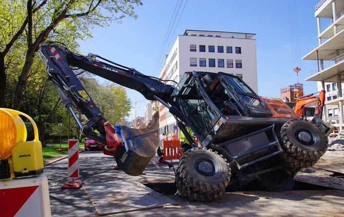 Bagger kippt um bricht ein Lastkran Baustelle Unfall Bauarbeiter Bau Bauarbeiten_6
