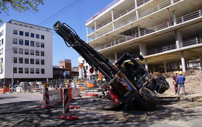 Bagger kippt um bricht ein Lastkran Baustelle Unfall Bauarbeiter Bau Bauarbeiten_7