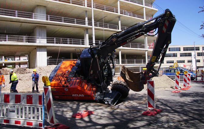 Bagger kippt um bricht ein Lastkran Baustelle Unfall Bauarbeiter Bau Bauarbeiten_8