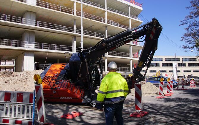 Bagger kippt um bricht ein Lastkran Baustelle Unfall Bauarbeiter Bau Bauarbeiten_9