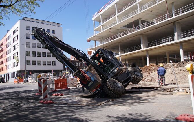 Bagger kippt um bricht ein Lastkran Baustelle Unfall Bauarbeiter Bau Bauarbeiten_10