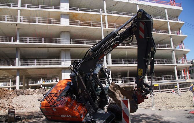 Bagger kippt um bricht ein Lastkran Baustelle Unfall Bauarbeiter Bau Bauarbeiten_11
