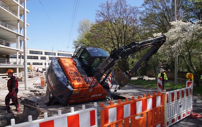 Bagger kippt um bricht ein Lastkran Baustelle Unfall Bauarbeiter Bau Bauarbeiten_12