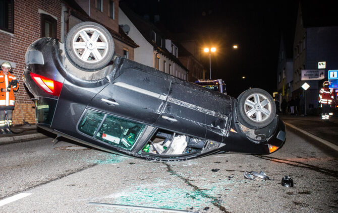 Auto überschlägt sich - Bild 03_0
