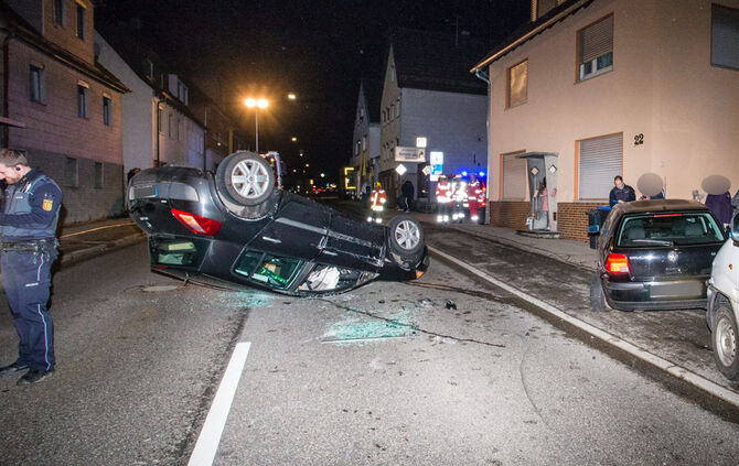 Auto überschlägt sich - Bild 01_10
