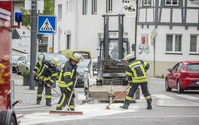 Endlose Dieselspur zieht sich durch B29 und mehrere Ortschaften: Feuerwehr muss Ã¼ber 8km StraÃe von LKW-Diesel befreien_0