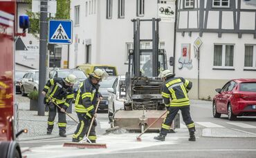 Endlose Dieselspur zieht sich durch B29 und mehrere Ortschaften: Feuerwehr muss Ã¼ber 8km StraÃe von LKW-Diesel befreien_0