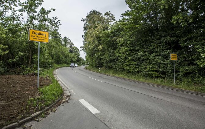 Endlose Dieselspur zieht sich durch B29 und mehrere Ortschaften: Feuerwehr muss Ã¼ber 8km StraÃe von LKW-Diesel befreien_2