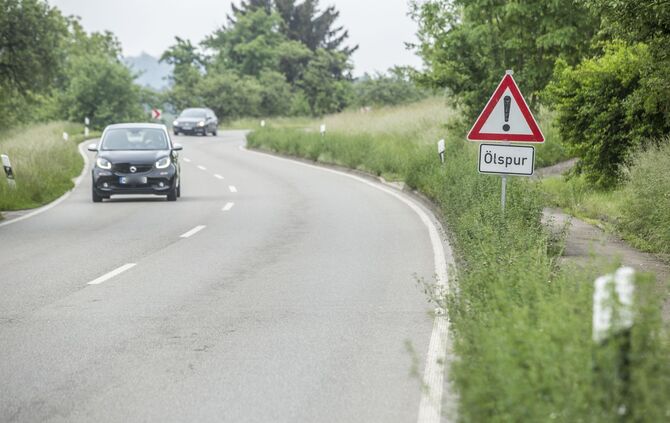 Endlose Dieselspur zieht sich durch B29 und mehrere Ortschaften: Feuerwehr muss Ã¼ber 8km StraÃe von LKW-Diesel befreien_3