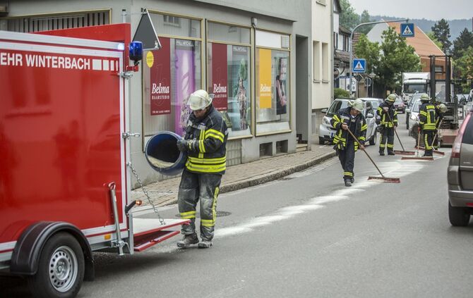 Endlose Dieselspur zieht sich durch B29 und mehrere Ortschaften: Feuerwehr muss Ã¼ber 8km StraÃe von LKW-Diesel befreien_4