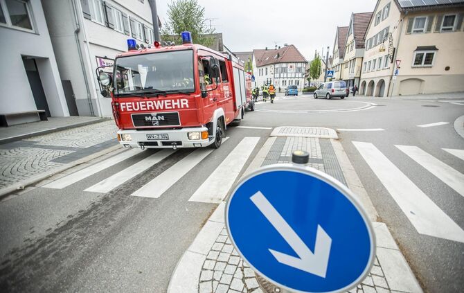 Endlose Dieselspur zieht sich durch B29 und mehrere Ortschaften: Feuerwehr muss Ã¼ber 8km StraÃe von LKW-Diesel befreien_5