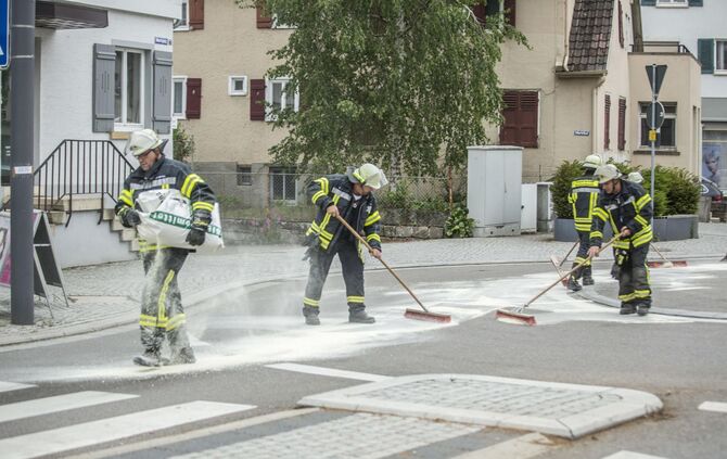 Endlose Dieselspur zieht sich durch B29 und mehrere Ortschaften: Feuerwehr muss Ã¼ber 8km StraÃe von LKW-Diesel befreien_6