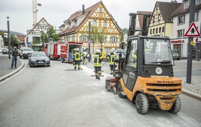 Endlose Dieselspur zieht sich durch B29 und mehrere Ortschaften: Feuerwehr muss Ã¼ber 8km StraÃe von LKW-Diesel befreien_7