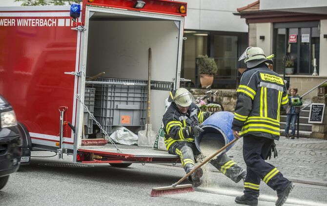 Endlose Dieselspur zieht sich durch B29 und mehrere Ortschaften: Feuerwehr muss Ã¼ber 8km StraÃe von LKW-Diesel befreien_8