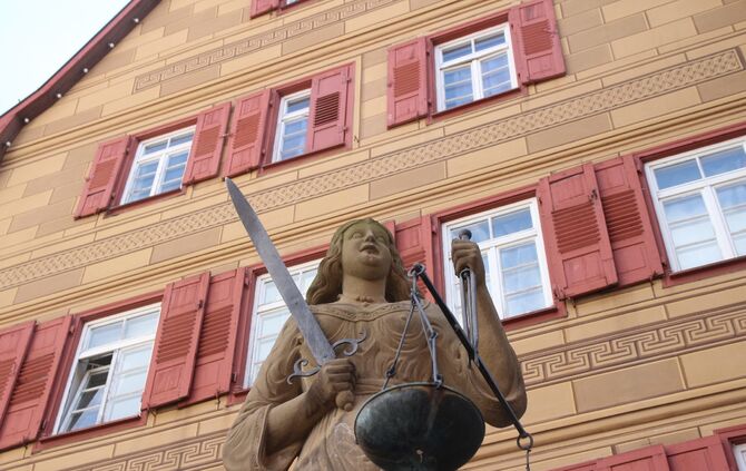 Justitia am Marktplatz Waiblingen gericht urteil verhandlung symbol symbolbild symbolfoto