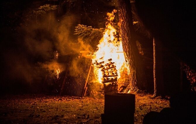 Brandstiftungsserie auf dem Schurwald? - Wieder brennt Holzstapel - Bild 02_1