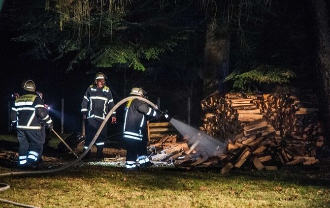 Brandstiftungsserie auf dem Schurwald? - Wieder brennt Holzstapel - Bild 11_10